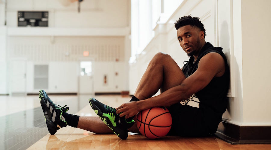 荣耀时刻，王燊超代表实现三连冠的上海海港捧起火神杯（高光时刻：王燊超代表三连冠上海海港高举火神杯）