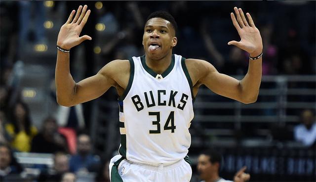 足球巴萨主帅称赞中场新核：不可替代（巴萨主帅力赞中场新核：无可替代）