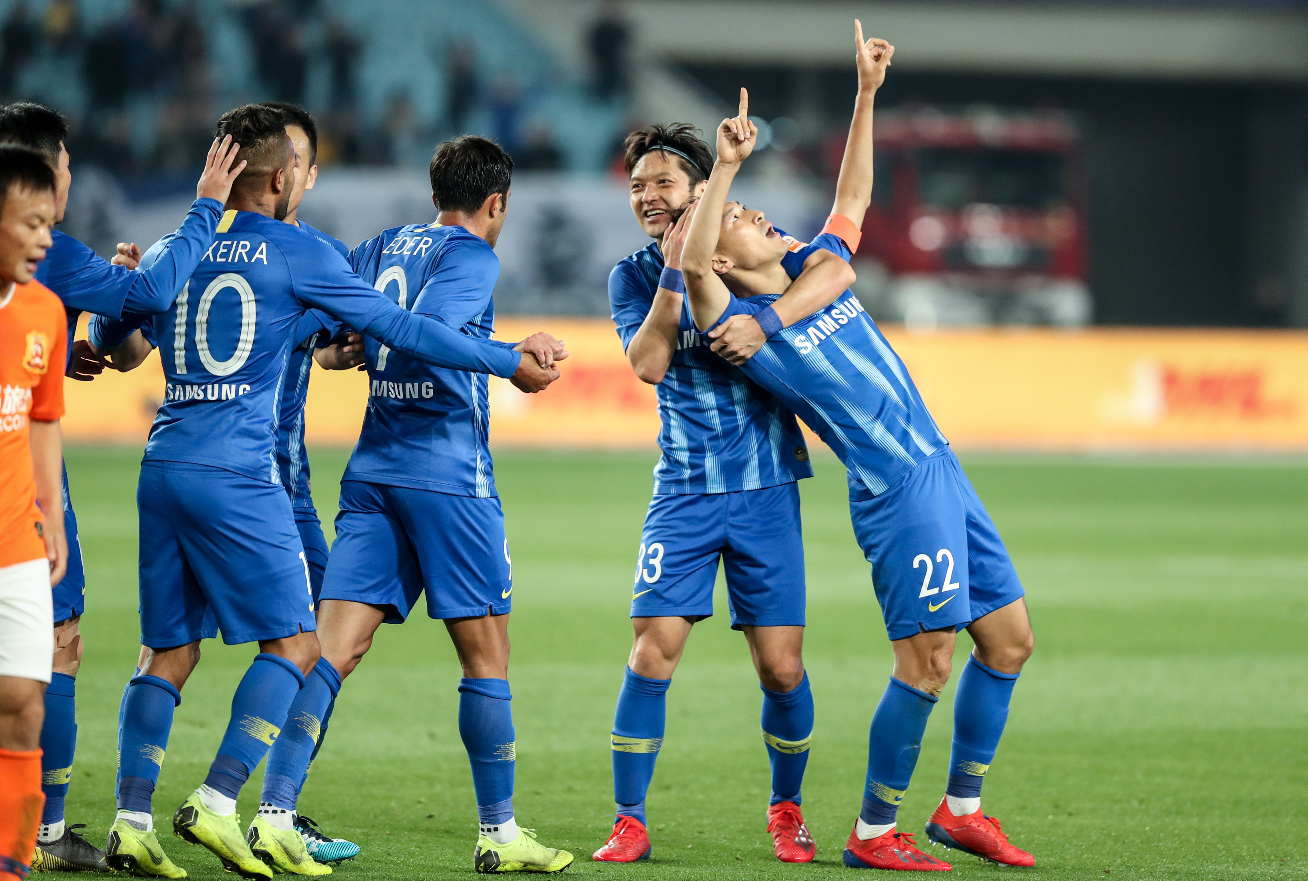 实现中超三连冠、队史第4冠，海港官方社媒发文庆祝（海港三连霸中超、收获队史第4冠，官方社媒发文庆贺）