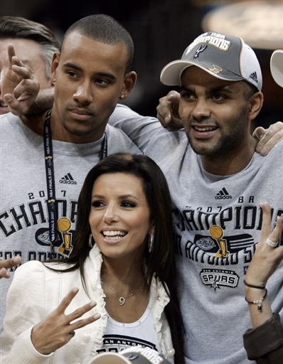 佐拉：当年有幸和马拉多纳一起练习任意球，让我能力明显提升（佐拉回忆与马拉多纳共练任意球：那段经历让我的水平大幅提升）