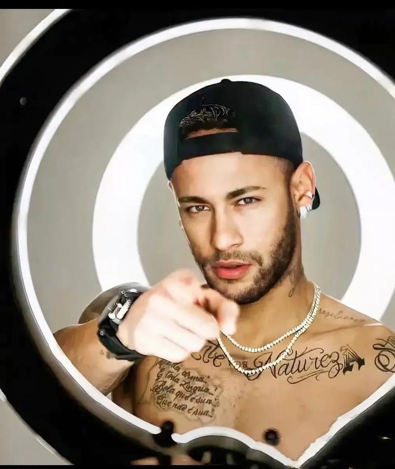 他踢得太聪明了（他踢球太有脑子了）