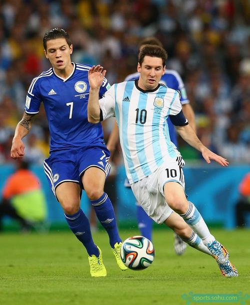 斯内德：姆巴佩会赢得2026年金球奖；没有人效力皇马时想离开（斯内德：看好姆巴佩2026夺金球；在皇马时无人想离开）