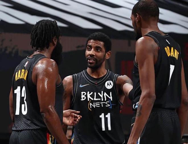 有爱，埃德森用手语向一名聋哑女球童示意：我爱你（暖心一刻：埃德森用手语向聋哑女球童传达“我爱你”）