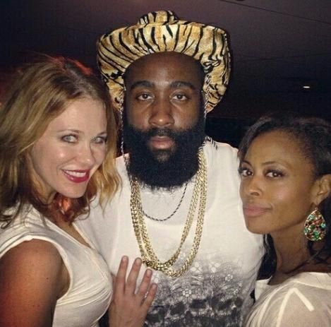 朱婷再现防守得分！13分助科内世俱杯开门红，球馆简陋被球迷吐槽（朱婷防守再立功！轰下13分助科内世俱杯旗开得胜，简陋球馆遭球迷吐槽）